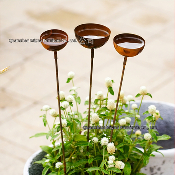 Metallist aiavarda dekoratiivne stulp mesilase ja liblika motiiviga – väline linnutoidukast, lihtne retro stiil