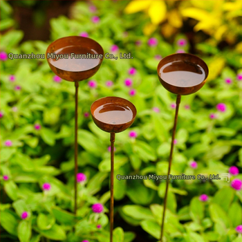 Metallist aiavarda dekoratiivne stulp mesilase ja liblika motiiviga – väline linnutoidukast, lihtne retro stiil