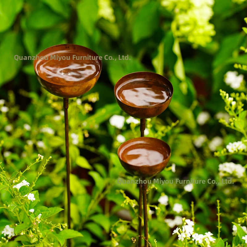 Metallist aiavarda dekoratiivne stulp mesilase ja liblika motiiviga – väline linnutoidukast, lihtne retro stiil