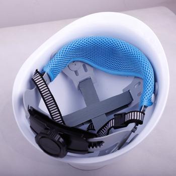 Kakuse sisemine vooder hingava võrgustikuga higist imendumiseks, eemaldatav ja pestav, puuvillast