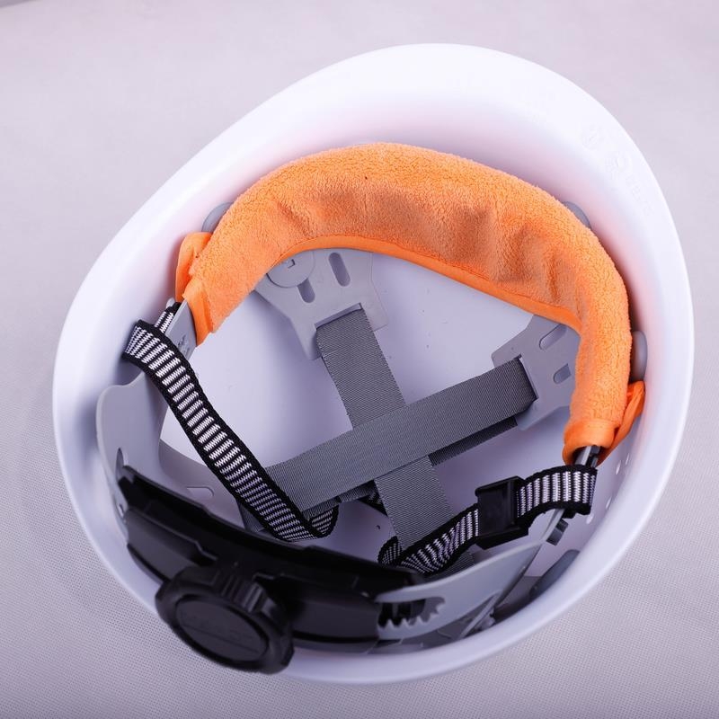 Kakuse sisemine vooder hingava võrgustikuga higist imendumiseks, eemaldatav ja pestav, puuvillast