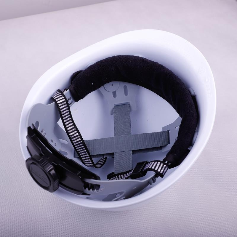 Kakuse sisemine vooder hingava võrgustikuga higist imendumiseks, eemaldatav ja pestav, puuvillast