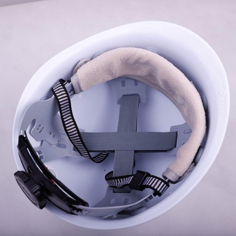 Kakuse sisemine vooder hingava võrgustikuga higist imendumiseks, eemaldatav ja pestav, puuvillast