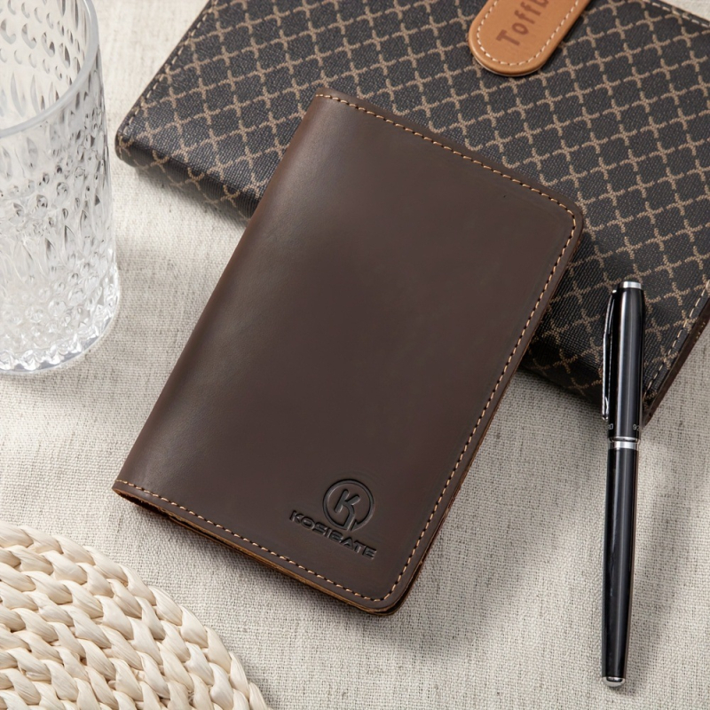 PU ādas dienasgrāmatas vāciņš ar pildspalvas cilpu, kartes turētāju un pases/dokumentu uzglabāšanu — universāls, 2025. gada pavasaris