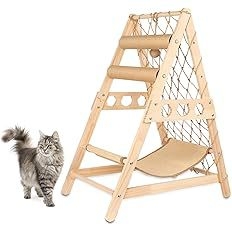 Puidust kasside puu koos pesakastiga, integreeritud kolmnurkne ronimistruktuur