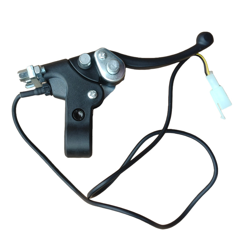 Elektriline ratastooli tõukeratas ees, väikesed neli ratast, üks kuni kaks pidurikangi, piduritross, käsipidur, üks käepide, topeltpidurid.