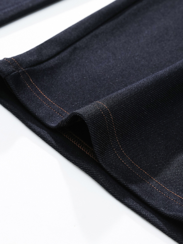 Igapäevased püksid sirge lõikega, vaba sobivus, keskmise kõrgusega vöökoht, köisnööriga kinnituv, polüestri kangas, kortsuvaba.