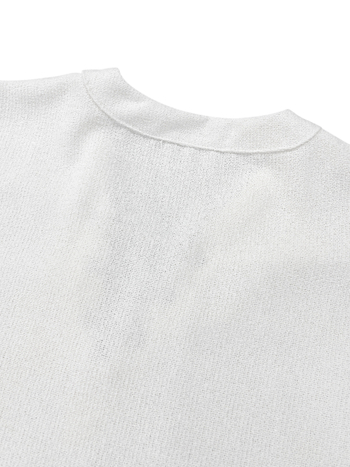 Lõdva lõikega särk poolpikkade varrukatega, V-kaelus nööriga, puuvillast-poliesteri segu