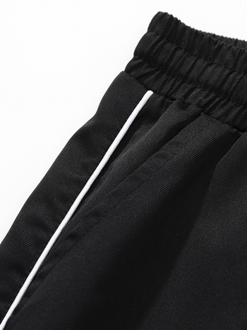 Sportlikud igapäevased püksid patchwork’i ja triipudega, 100% polüester, hingavad ja kortsuvabad, keskjooneline vöökoht, sirge lõige