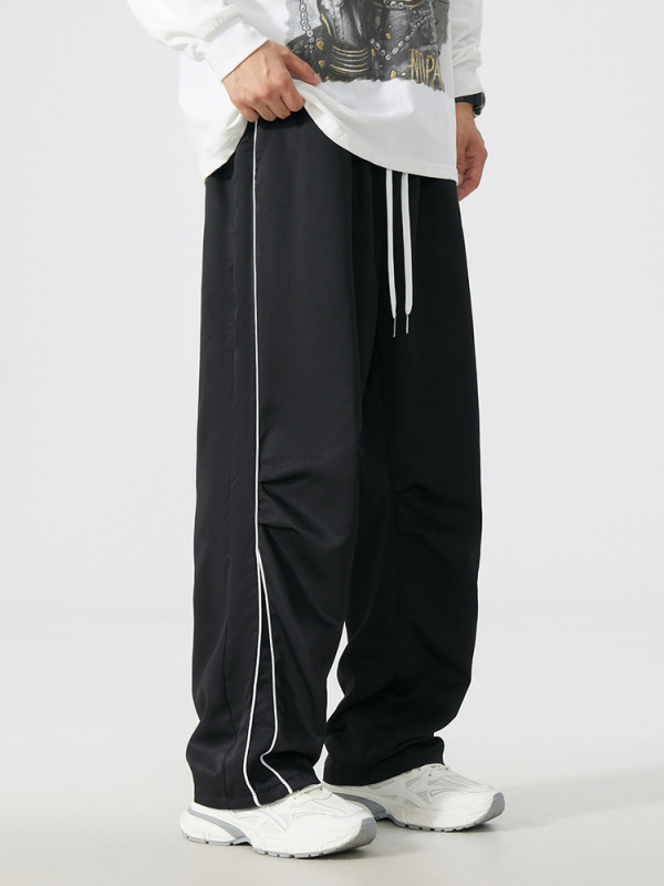 Sportlikud igapäevased püksid patchwork’i ja triipudega, 100% polüester, hingavad ja kortsuvabad, keskjooneline vöökoht, sirge lõige