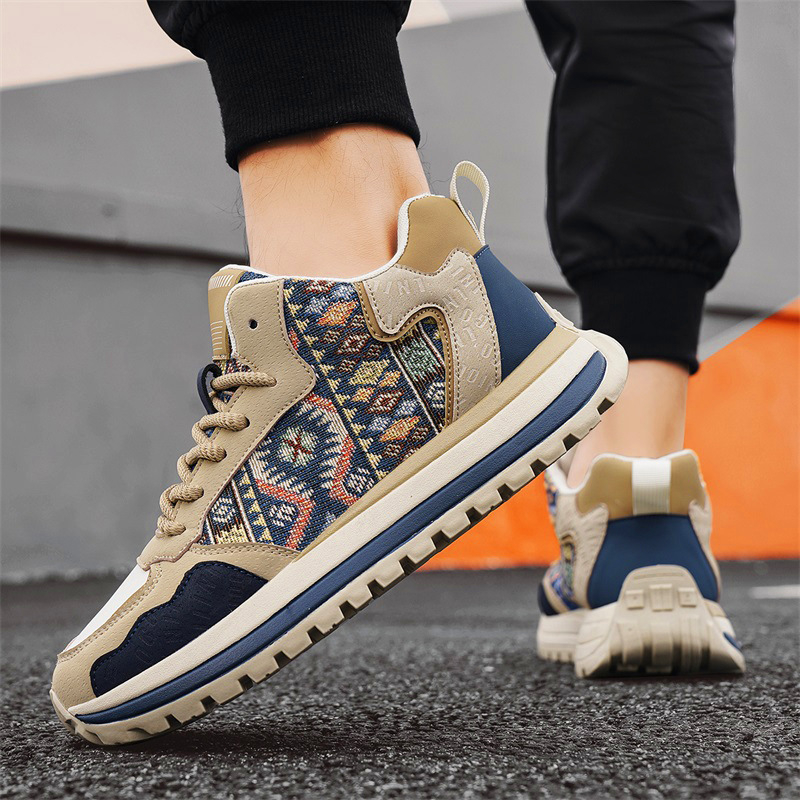 Meeste kõrged sportlikud tossud igapäevaseks kasutamiseks; ülemine nahast ja tekstiilist, sisetald võrkvoodriga, PVC talla, paelaga kinnitused