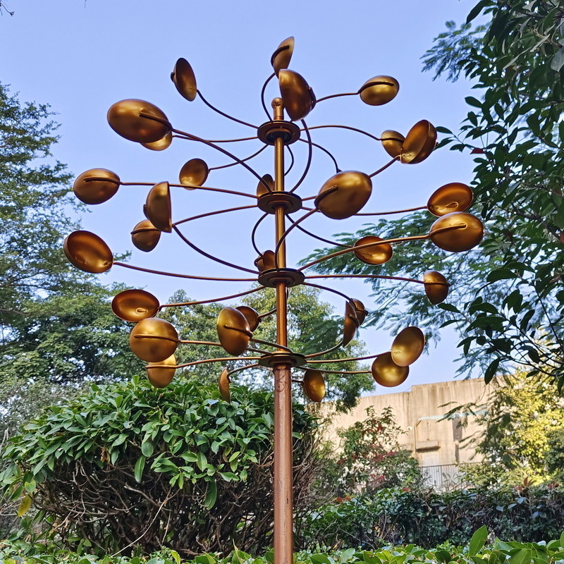 Aia metalli skulptuur tuuleveskiga lusika kujul, nelja külje pöörlev dekoratsioon, elektroplaadimine, valamine, pool-käsitöö ja pool-masinaga töötlus, kaasaegne kunstistiil