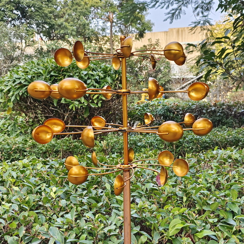 Aia metalli skulptuur tuuleveskiga lusika kujul, nelja külje pöörlev dekoratsioon, elektroplaadimine, valamine, pool-käsitöö ja pool-masinaga töötlus, kaasaegne kunstistiil