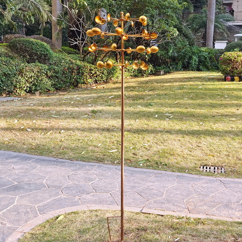 Aia metalli skulptuur tuuleveskiga lusika kujul, nelja külje pöörlev dekoratsioon, elektroplaadimine, valamine, pool-käsitöö ja pool-masinaga töötlus, kaasaegne kunstistiil