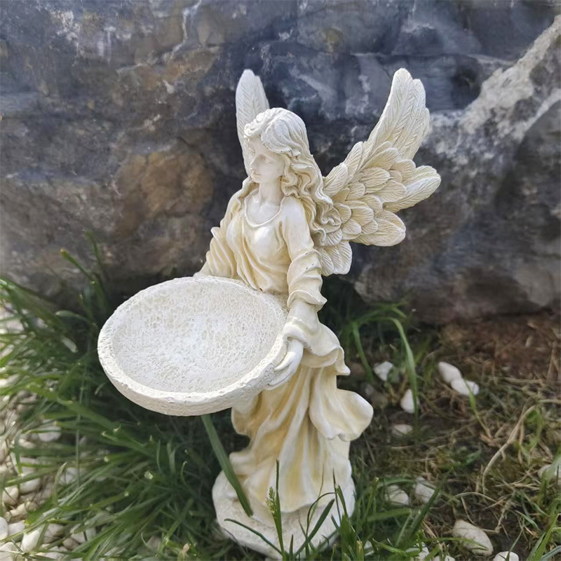 Resiinist aed lindude söötja kaunistus – jumalanna-ingli motiiv (multikas stiilis) (Kood LB00181; Materjal: resiin; Pakend: kartong)