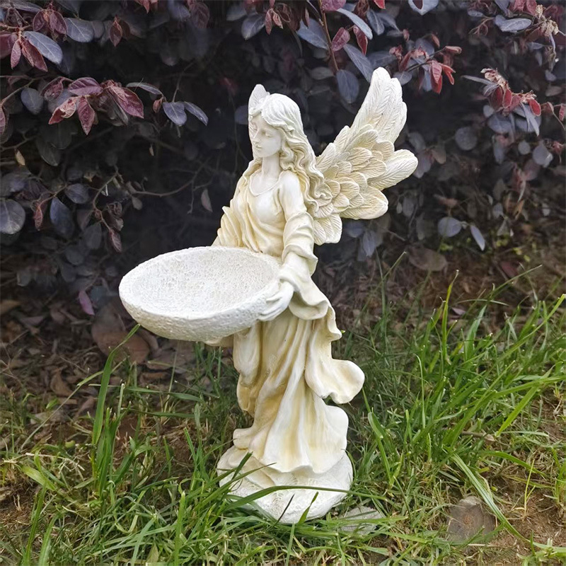 Resiinist aed lindude söötja kaunistus – jumalanna-ingli motiiv (multikas stiilis) (Kood LB00181; Materjal: resiin; Pakend: kartong)