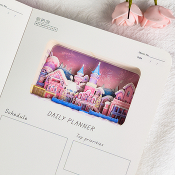 Märkmik cartoon-tüdrukust inspireeritud disainiga; kaas kahekordse offset-paberist; teksti paber toor puidupulpp; 150 g; traadita köide; 50–100 lehekülge