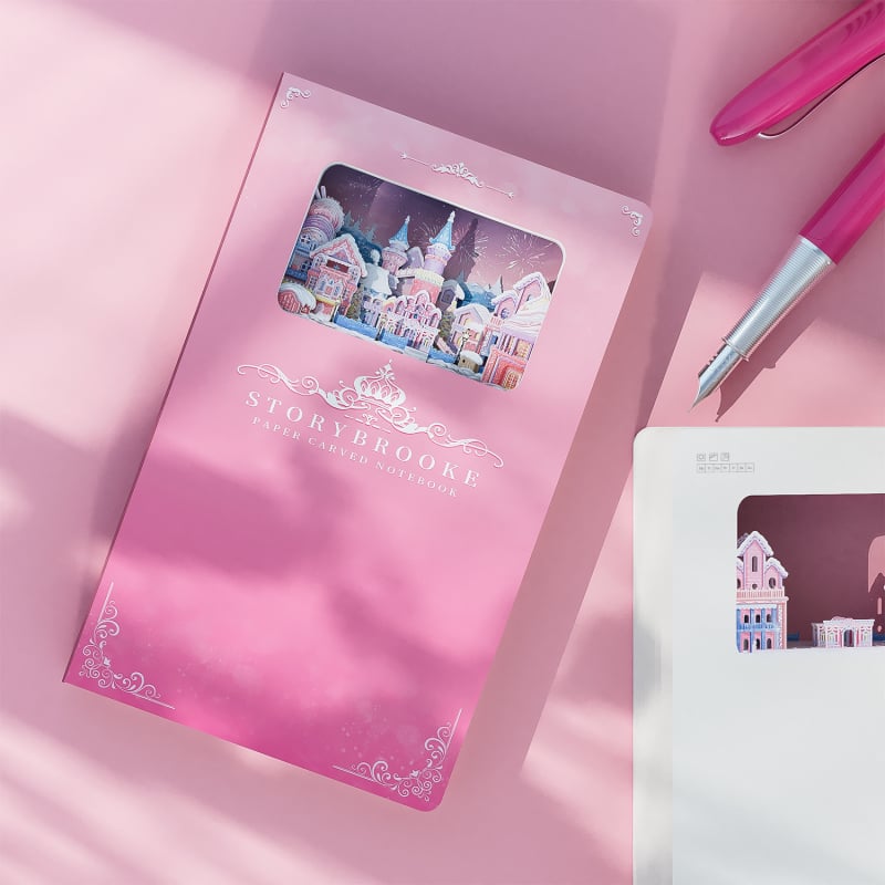 Märkmik cartoon-tüdrukust inspireeritud disainiga; kaas kahekordse offset-paberist; teksti paber toor puidupulpp; 150 g; traadita köide; 50–100 lehekülge