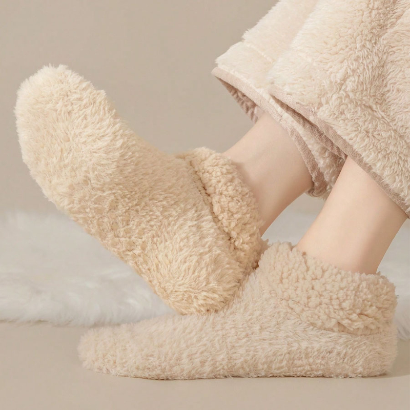 Naiste lühikesed polüesterplüüsokid koduseks kandmiseks - hingavad, nahasõbralikud, talve ja sügise jaoks, ühe nõelaga kudumine, 80–90% polüester, 2025. aasta kevadine lansseerimine