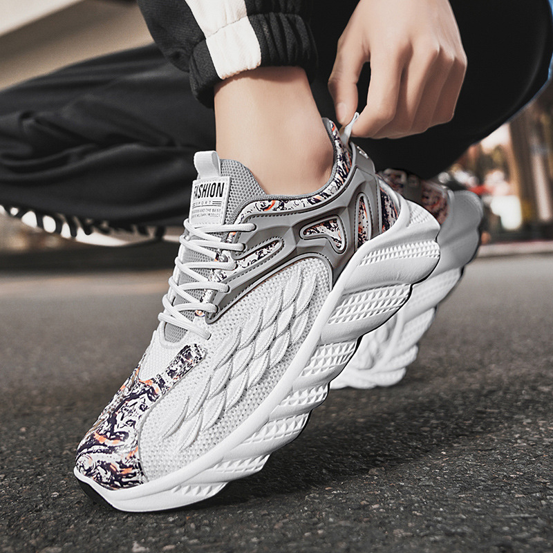 Jooksujalatsid võrgust ülemisega, kummist tallaga, madal varvas, pitsiga kinnituvad, ümmarguse varbaga