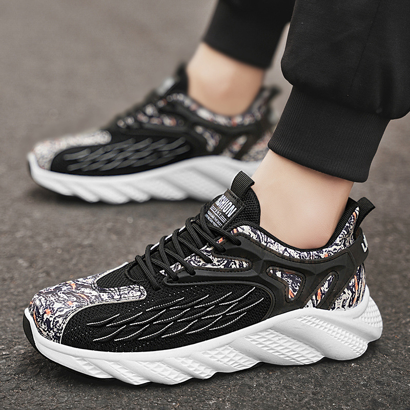 Jooksujalatsid võrgust ülemisega, kummist tallaga, madal varvas, pitsiga kinnituvad, ümmarguse varbaga