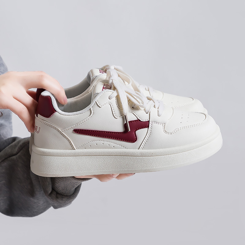 Naiste spordijalatsid sünteetsest nahast, kummist tald, 3–7 cm kõrgus, riidekinnitusega, latex sisetald, hingavad, igapäevane stiil