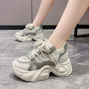 Naistele mõeldud sportlik-vabaajajalatsid PU+võrk ülaosaga, keskmise kõrgusega konts 3–5 cm, nööriga kinnituvad, tekstiilne sisetald, kummijalus