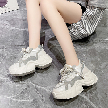 Naistele mõeldud sportlik-vabaajajalatsid PU+võrk ülaosaga, keskmise kõrgusega konts 3–5 cm, nööriga kinnituvad, tekstiilne sisetald, kummijalus