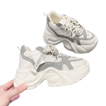 Naistele mõeldud sportlik-vabaajajalatsid PU+võrk ülaosaga, keskmise kõrgusega konts 3–5 cm, nööriga kinnituvad, tekstiilne sisetald, kummijalus