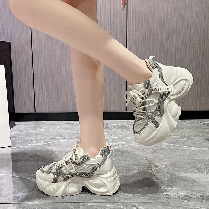 Naistele mõeldud sportlik-vabaajajalatsid PU+võrk ülaosaga, keskmise kõrgusega konts 3–5 cm, nööriga kinnituvad, tekstiilne sisetald, kummijalus