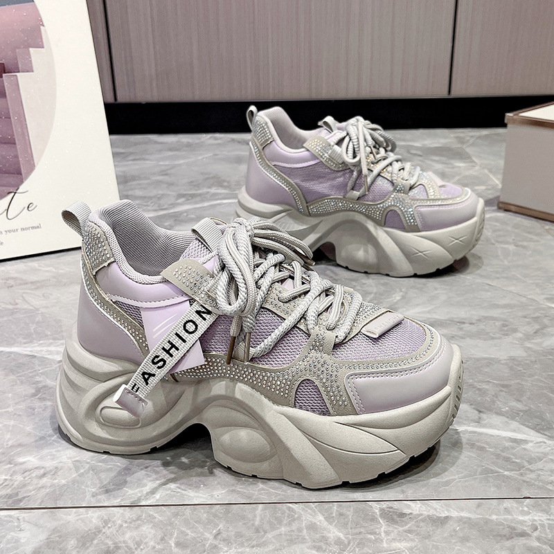 Naistele mõeldud sportlik-vabaajajalatsid PU+võrk ülaosaga, keskmise kõrgusega konts 3–5 cm, nööriga kinnituvad, tekstiilne sisetald, kummijalus