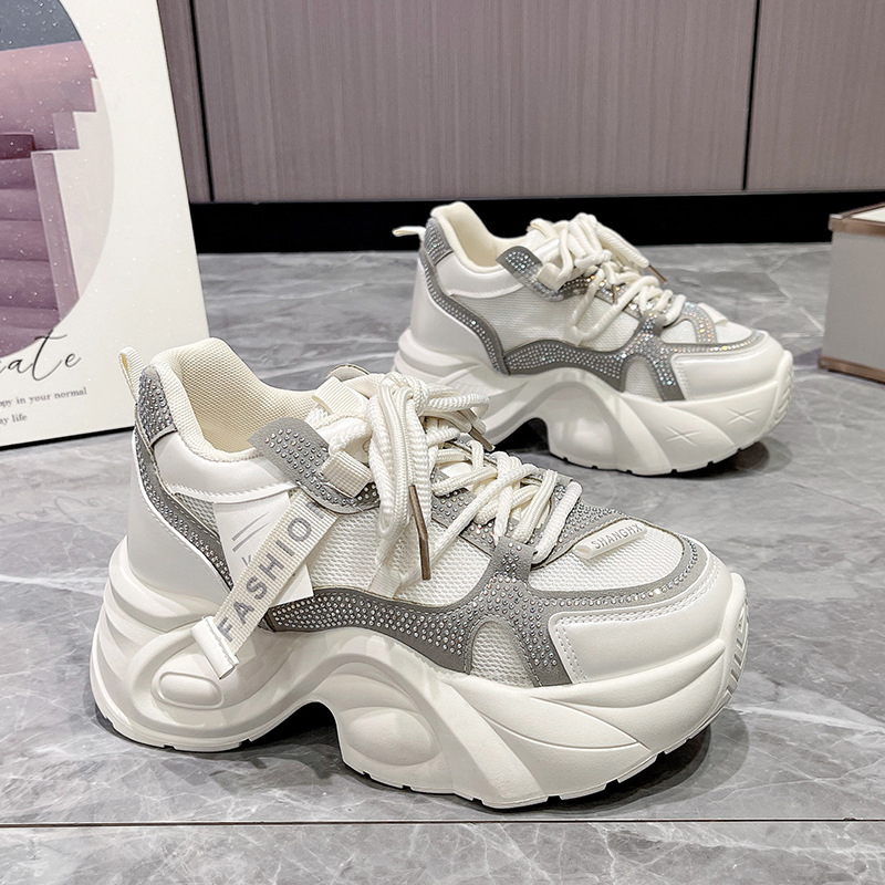 Naistele mõeldud sportlik-vabaajajalatsid PU+võrk ülaosaga, keskmise kõrgusega konts 3–5 cm, nööriga kinnituvad, tekstiilne sisetald, kummijalus