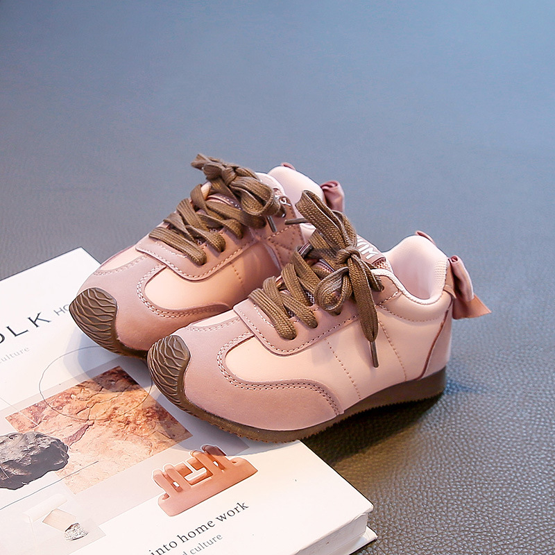 Jooksujalatsid, Ülemine osa: kunstnahk; Hingav, kerge, kulumiskindel; Tald: kumm; Ees pitsidega kinnitatav