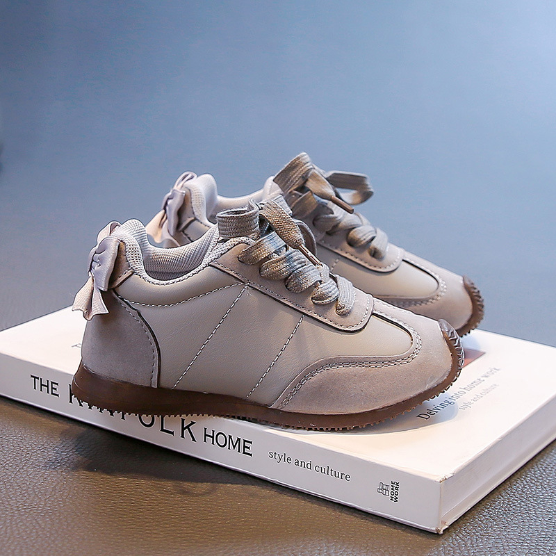 Jooksujalatsid, Ülemine osa: kunstnahk; Hingav, kerge, kulumiskindel; Tald: kumm; Ees pitsidega kinnitatav