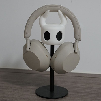 Kõrvaklappide alus lauale – minimalistlik lauaorganisaator (Kõrvaklappide tüüp: Earbud, L-kujuline pistik, kaelal asuvad kõrvaklapid)