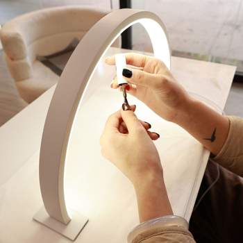 Poolkuu LED-lamp maniküüri jaoks – laua-lamp, silma kaitse, baasvalgustus, plastikust varjus, nupp-lüliti, USB toide