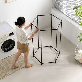 Raft de haine pe podea cu formă hexagonală, țevi metalice de 16 mm, construcție metal-plastică, mobil cu roți