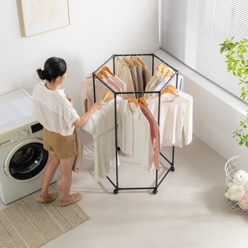 Raft de haine pe podea cu formă hexagonală, țevi metalice de 16 mm, construcție metal-plastică, mobil cu roți