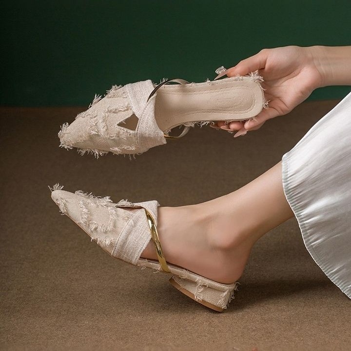 Naiste suletud ninaga mules, tekstiil ülaosaga, slip-on, madal kont 0–3 cm, terav varv, kummist tald