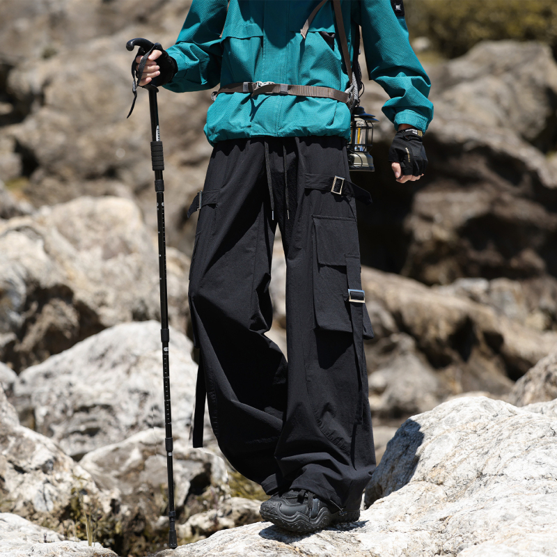 Traksidega teksad, laia lõikega, väga madal vöökoht, pikad püksid, keskmise paksusega, bambuskiud ja polüester