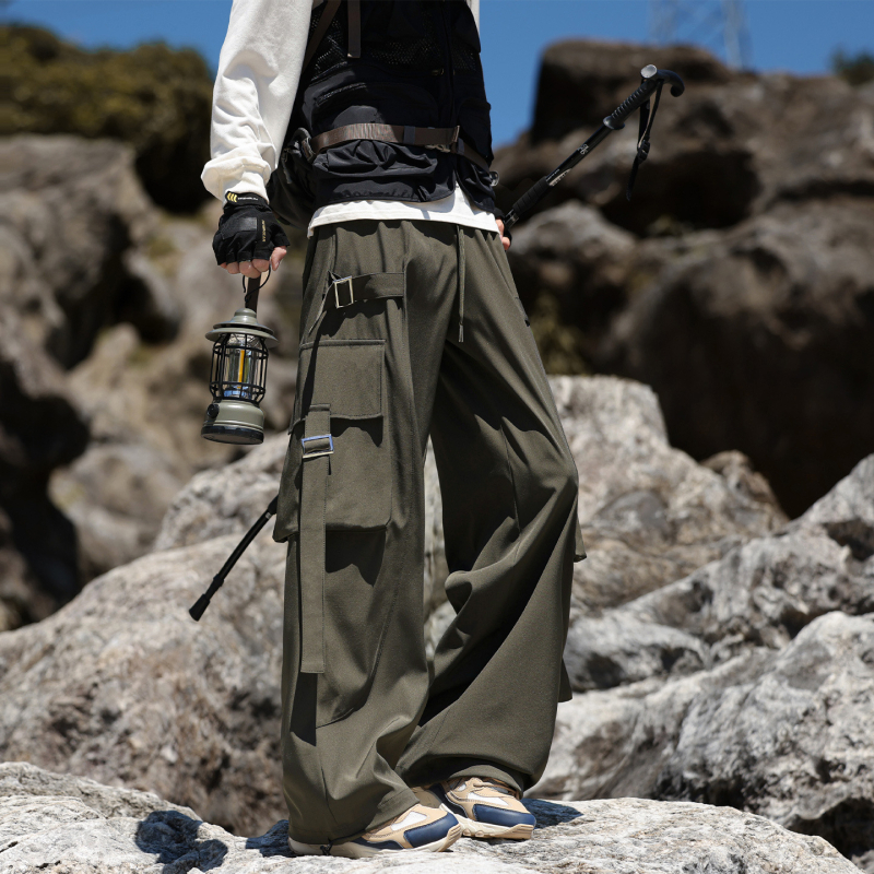 Traksidega teksad, laia lõikega, väga madal vöökoht, pikad püksid, keskmise paksusega, bambuskiud ja polüester