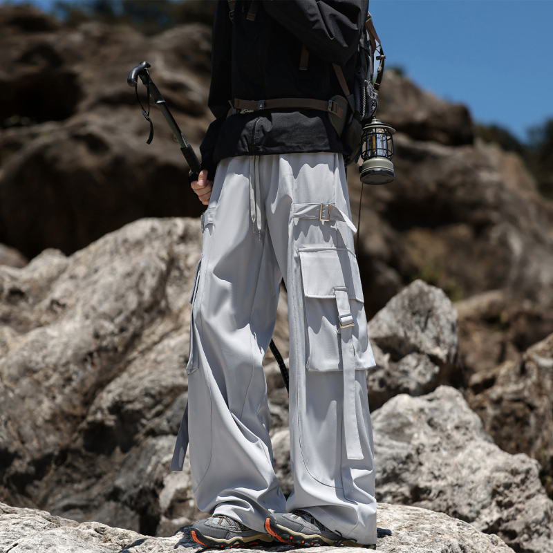 Traksidega teksad, laia lõikega, väga madal vöökoht, pikad püksid, keskmise paksusega, bambuskiud ja polüester