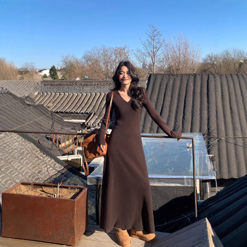 Prantsuse stiilis pikkade varrukatega kleit, sügav V-kaelus, elastne talje, pikk prigluduv seelik klubidele