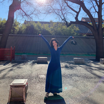 Prantsuse stiilis pikkade varrukatega kleit, sügav V-kaelus, elastne talje, pikk prigluduv seelik klubidele