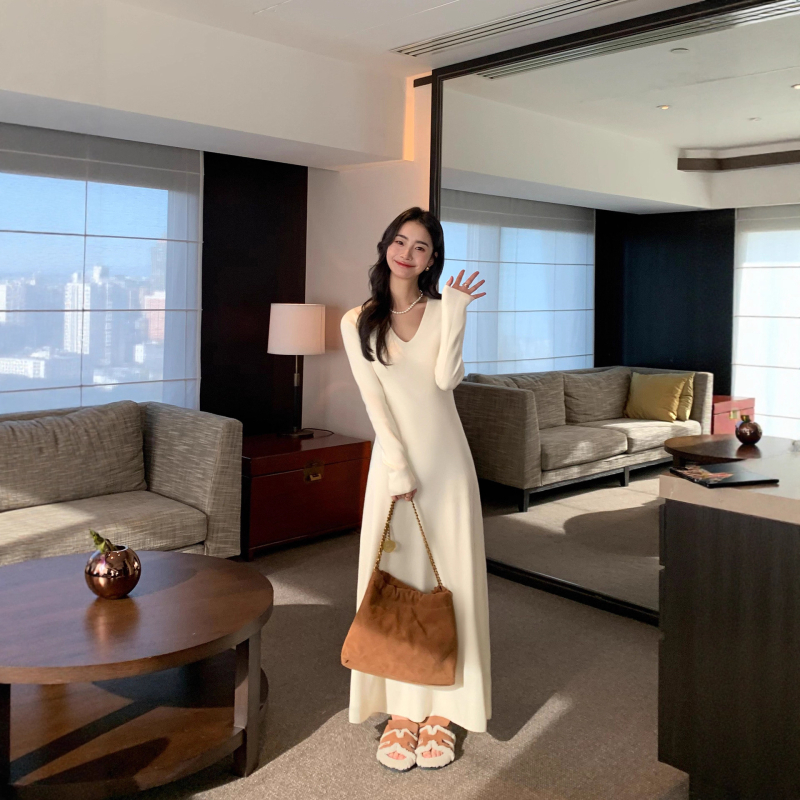 Prantsuse stiilis pikkade varrukatega kleit, sügav V-kaelus, elastne talje, pikk prigluduv seelik klubidele