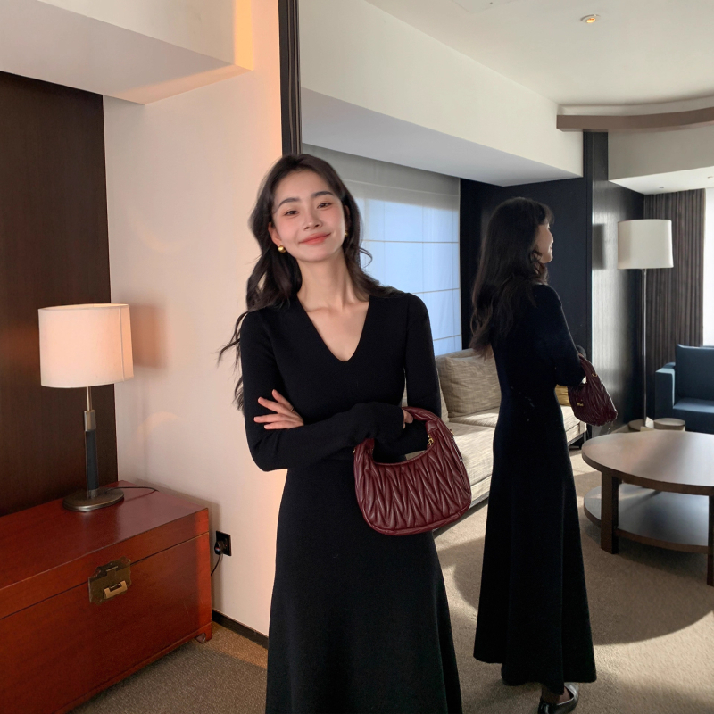 Prantsuse stiilis pikkade varrukatega kleit, sügav V-kaelus, elastne talje, pikk prigluduv seelik klubidele