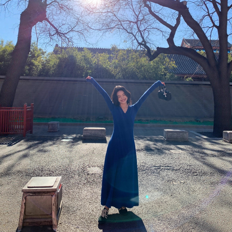 Prantsuse stiilis pikkade varrukatega kleit, sügav V-kaelus, elastne talje, pikk prigluduv seelik klubidele