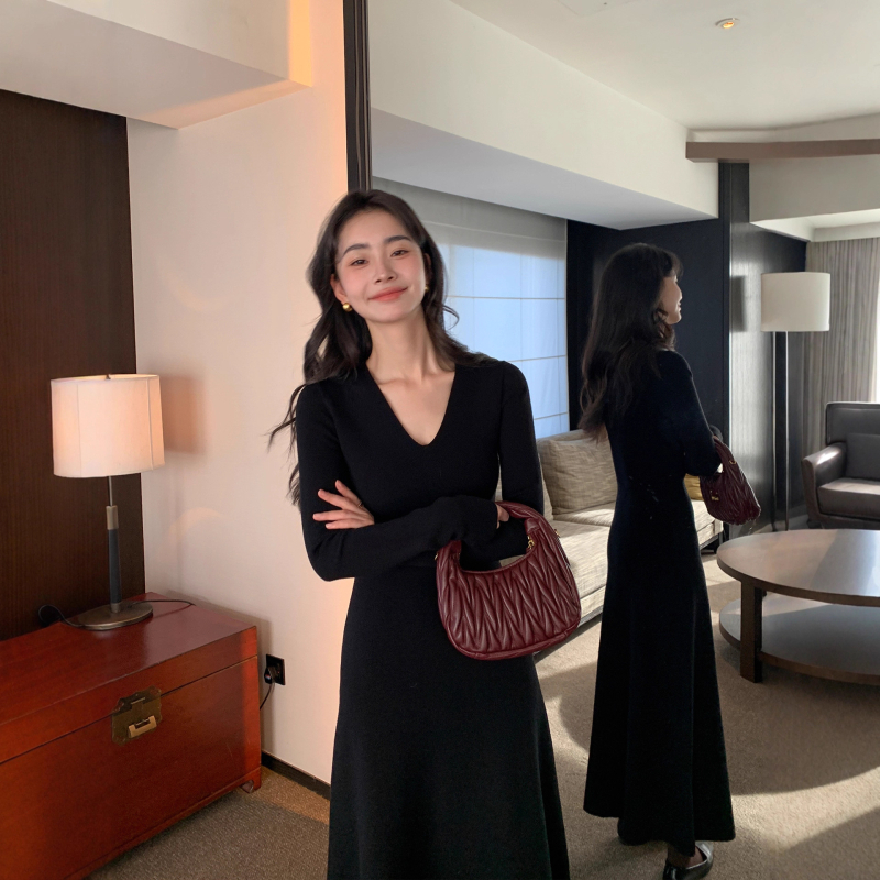 Prantsuse stiilis pikkade varrukatega kleit, sügav V-kaelus, elastne talje, pikk prigluduv seelik klubidele