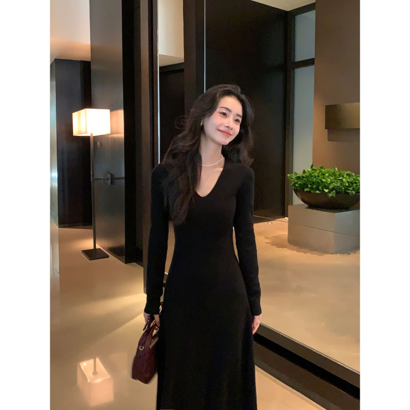 Prantsuse stiilis pikkade varrukatega kleit, sügav V-kaelus, elastne talje, pikk prigluduv seelik klubidele