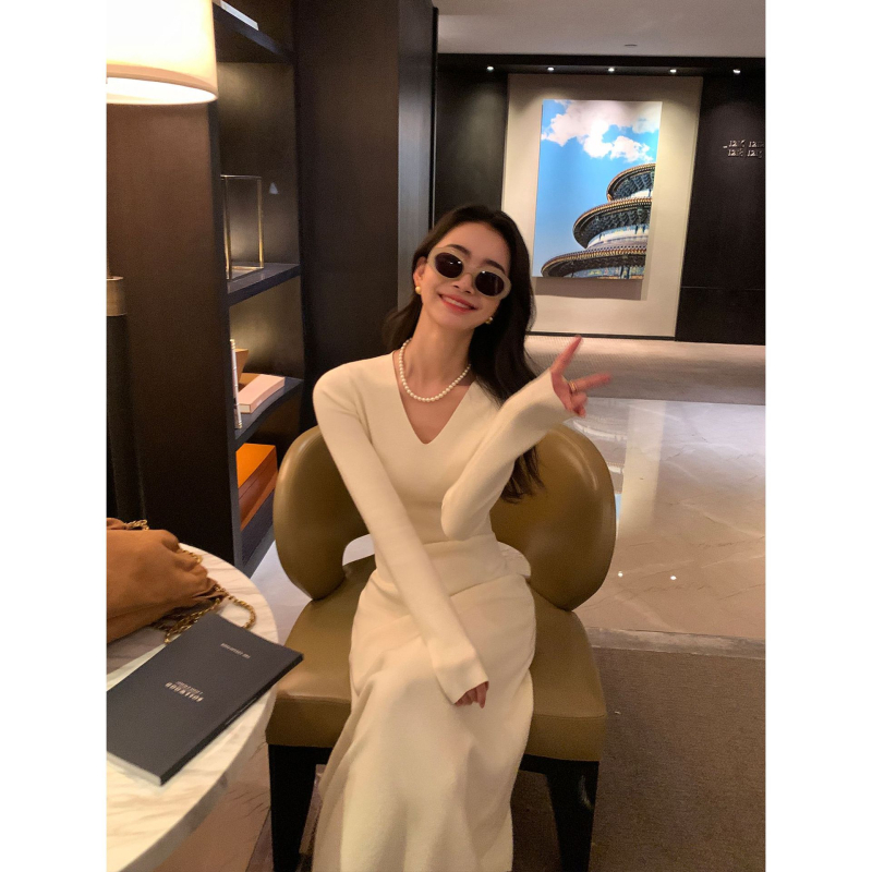 Prantsuse stiilis pikkade varrukatega kleit, sügav V-kaelus, elastne talje, pikk prigluduv seelik klubidele